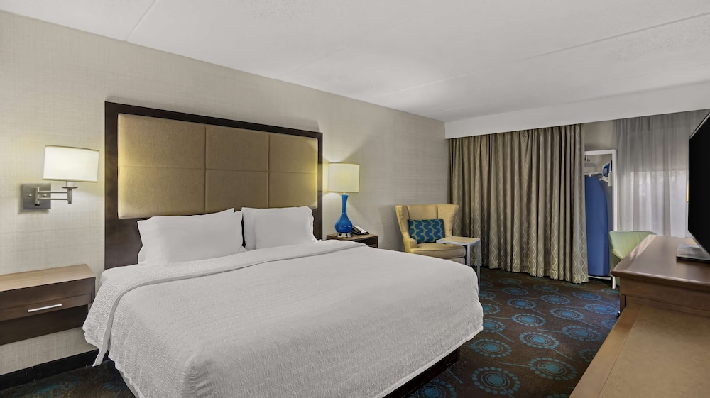 Hampton Inn Bloomington - photo 18