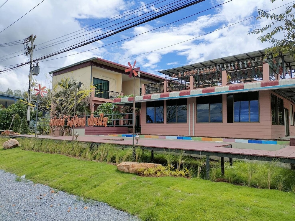 Rapeepong Resort Nanthai - carbon neutral hotel in Phu Phiang
