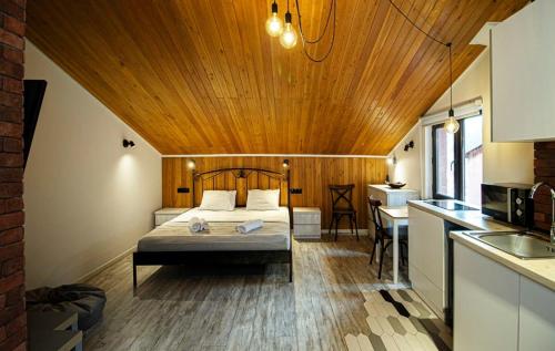 Top Location Cozy Wooden Ceiling Apt by Wehost