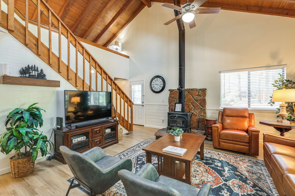 Grill and Games Family Friendly Flagstaff Getaway — hotel in Mountainaire