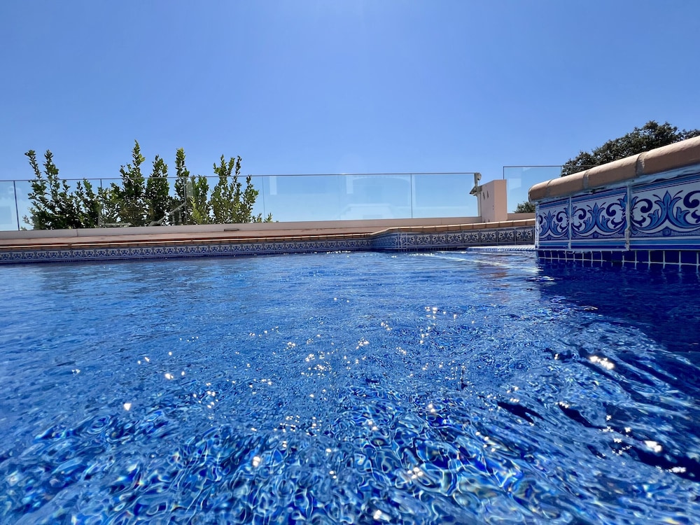 Algarve Premium Villa With Pool by Homing — 4-Star Luxury Hotel in Santa Barbara De Nexe, Portugal
