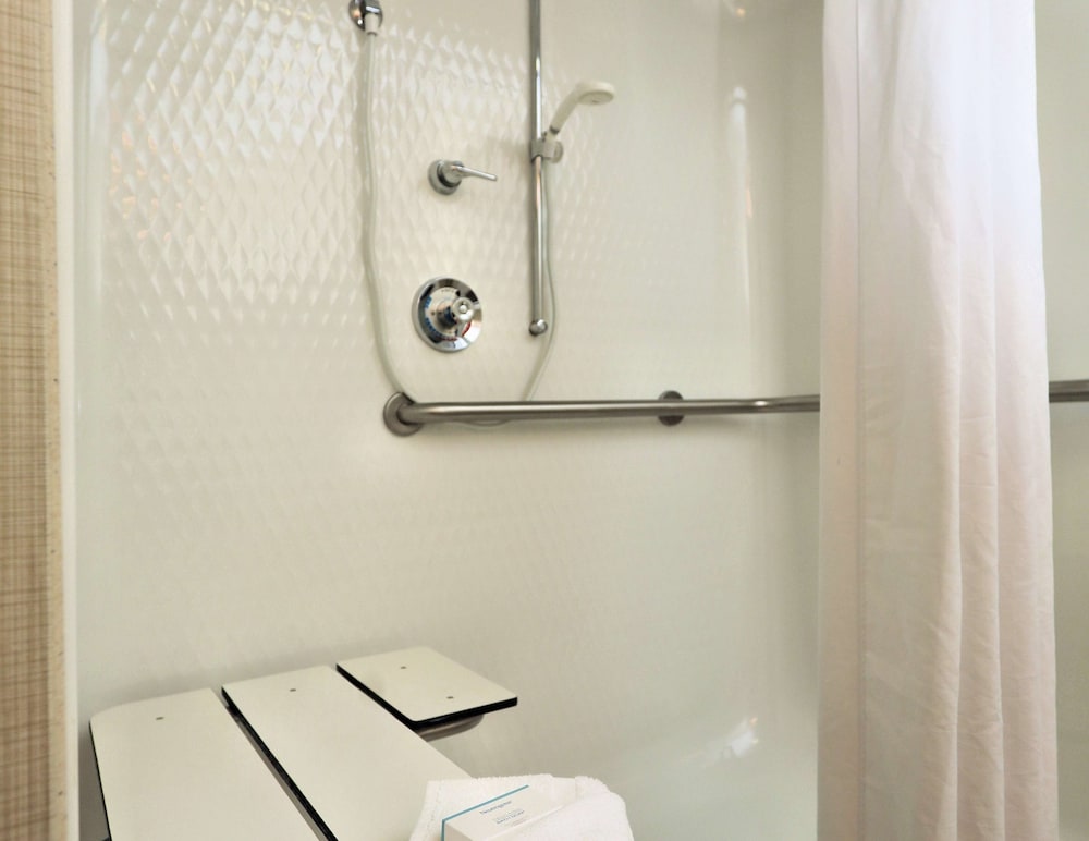 Hampton Inn Batavia - photo 17