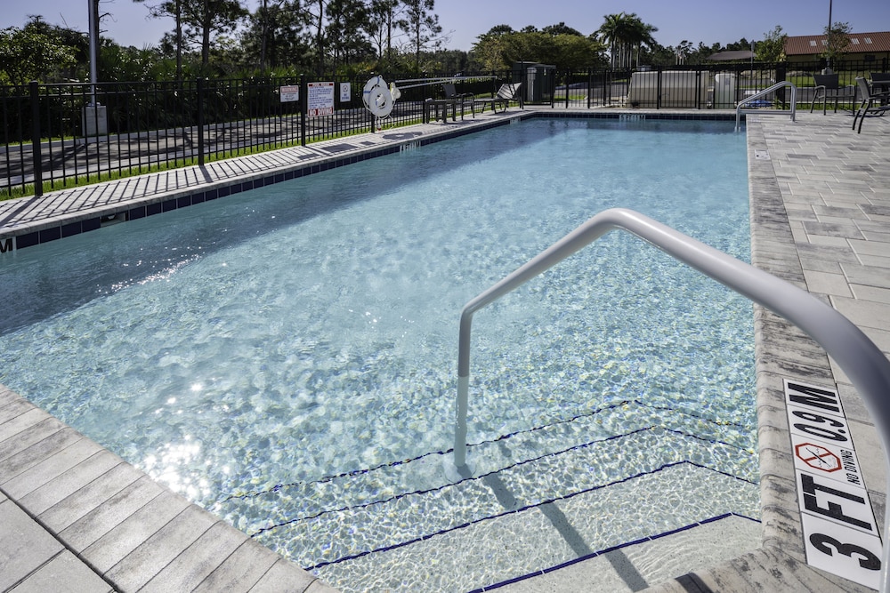 Holiday Inn Express & Suites Fort Myers Airport by IHG - photo 27