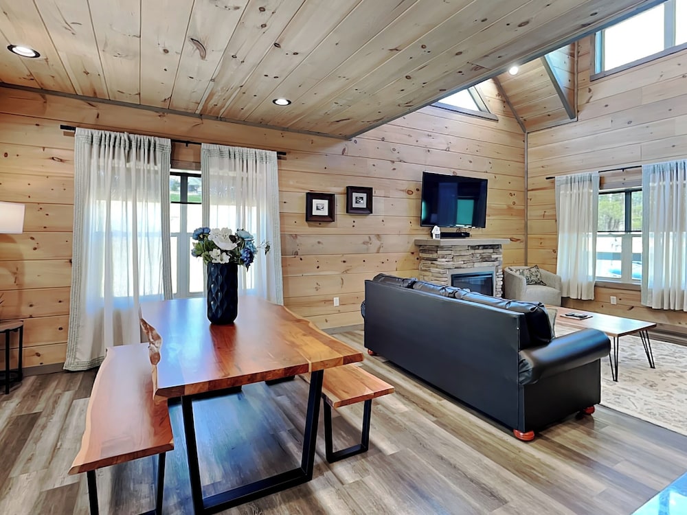 Spool Time by Smoky Cove Resort — 4-Star Luxury Hotel in Sevierville, United States