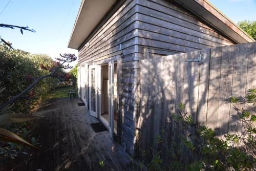 Mountain View Cottage — 4-Star Luxury Hotel in Raglan, New Zealand