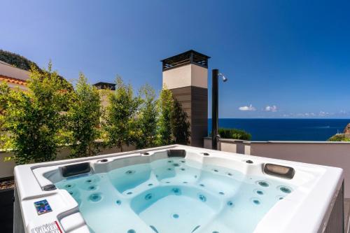 Renala I Apart. With SPA by Pausa H. Rentals — 4-Star Luxury Hotel in Ribeira Brava, Portugal
