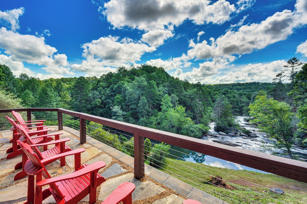 Mountain & Waterfall Views: Stunning Dahlonega Gem in Dahlonega, United States