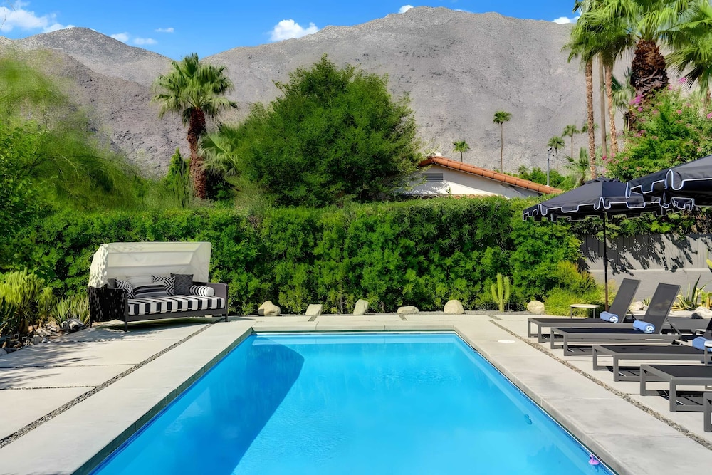 Modern Oasis w Pool Patio Lounge Mountain Views Palo Verde by AvantStay - photo 24