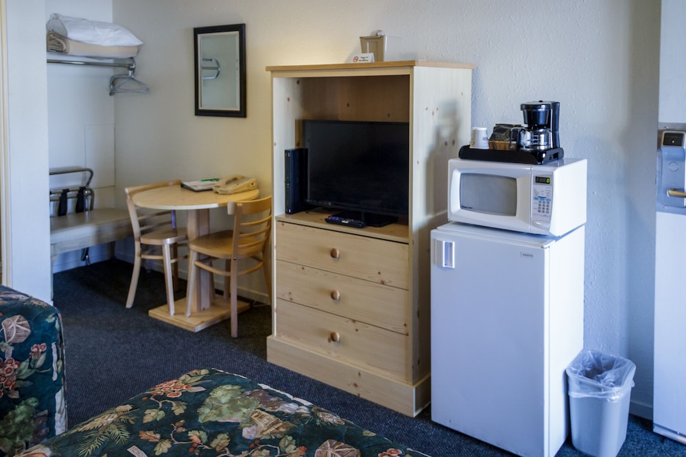 Green Gables Motel & Suites - photo 12