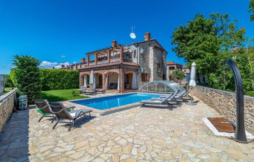 4 Bedroom Cozy Home In Cabrunici — 4-Star Luxury Hotel in None, Croatia