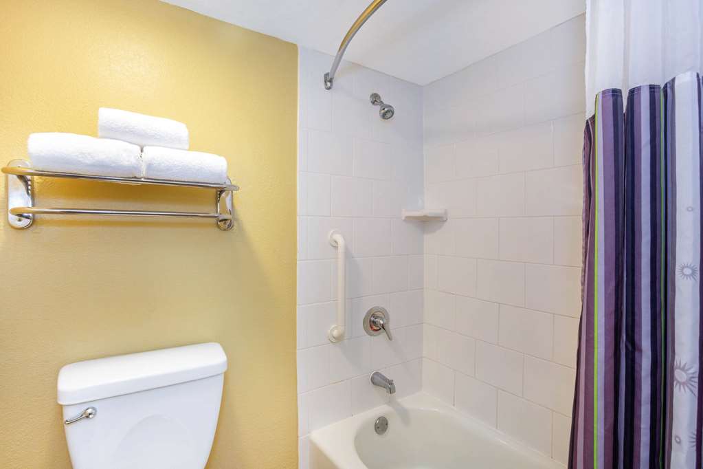 La Quinta Inn & Suites by Wyndham Sarasota Downtown - photo 17