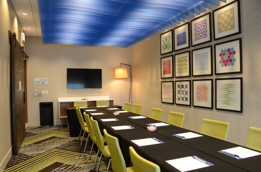 Holiday Inn Express & Suites Franklin Berry Farms by IHG - photo 54