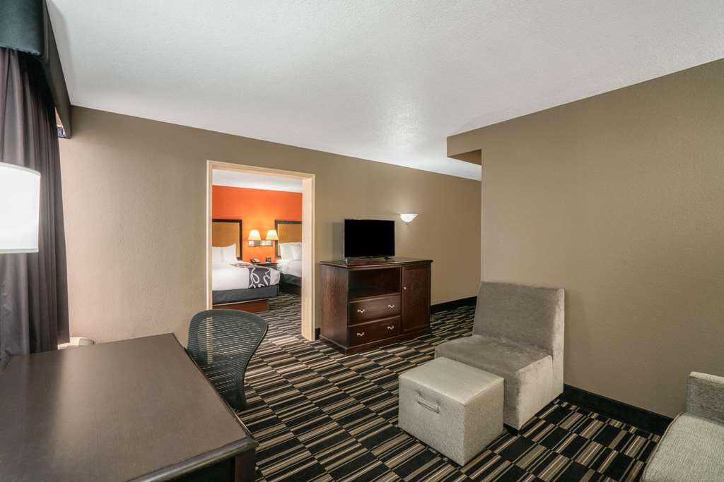 La Quinta Inn & Suites by Wyndham Memphis Airport Graceland - photo 36