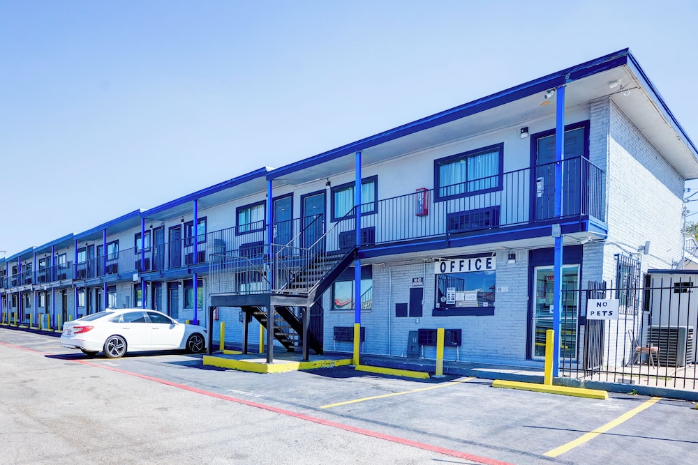 Super 7 Inn By OYO San Antonio NW Medical Center - photo 39