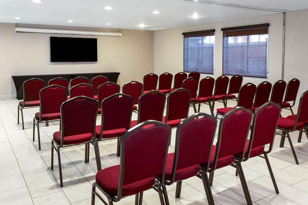 La Quinta Inn & Suites by Wyndham Laredo Airport - photo 41