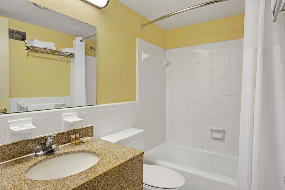 Days Inn by Wyndham Newport News - photo 3
