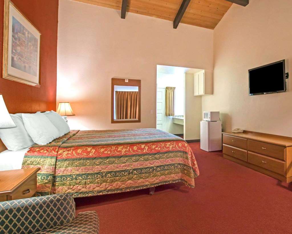 Rodeway Inn Fallbrook Downtown - photo 10