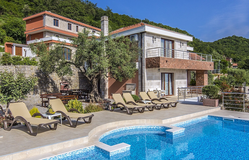 Villa Svinjista — 4-Star Luxury Hotel in Budva, Montenegro