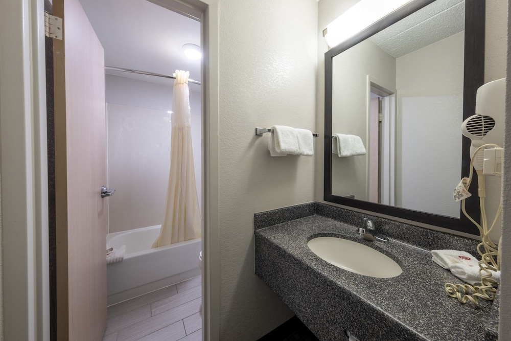 HomeTown Inn by Red Roof East Syracuse - photo 35