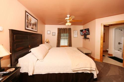 Pine Needles by Eden Crest - carbon neutral hotel in Pigeon Forge