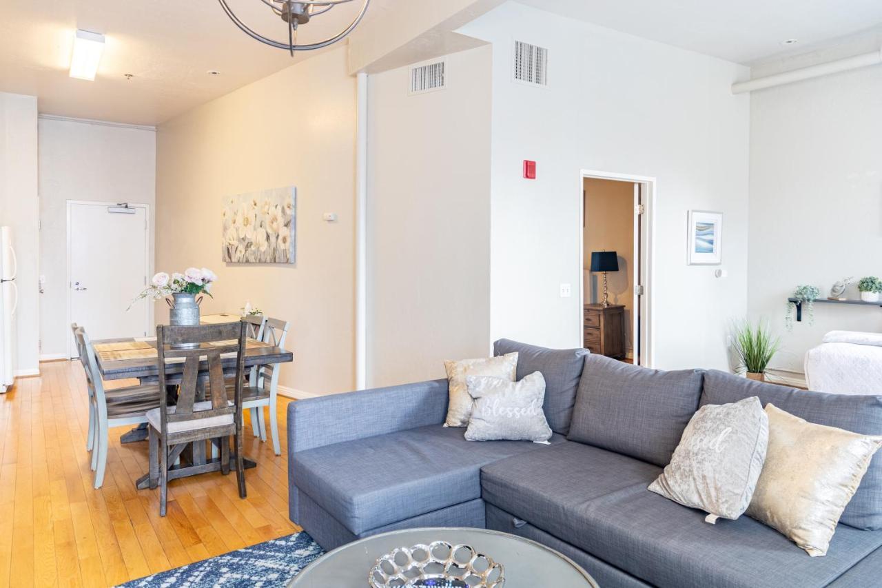 Top Floor Walk to Conv Center Free Parking - photo 2