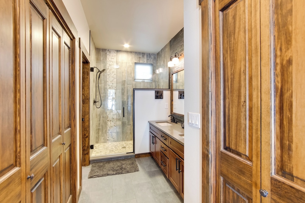 Suncadia Resort Townhome with Grill and Fireplace - photo 9