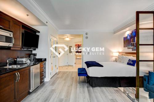 Lucky Gem Penthouse & Luxury Suites at Signature Resort Balcony Strip View 2605