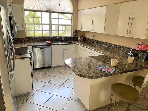 The Yellow Home amazing lake view — 4-Star Luxury Hotel in Lehigh Acres, United States