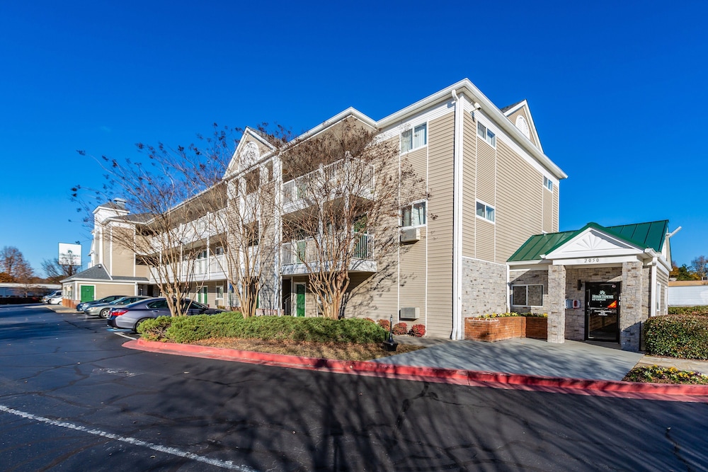 HomeTowne Studios by Red Roof Atlanta Chamblee — hotel in Chamblee