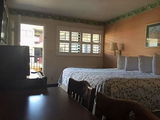 Van Ness Inn - photo 10