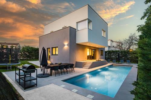 Villa Aida 4 bedroom luxury villa with large private pool 4K projector and Jacuzzi — 4-Star Luxury Hotel in Pula, Croatia