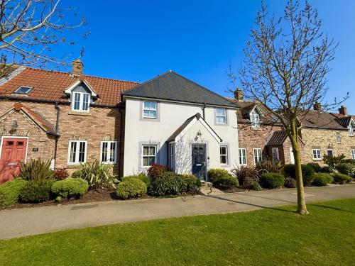 Maris Cottage Part of the The Bay Filey Holiday Village with pool gym and direct beach access pub restaurant tennis and meadows walks — 4-Star Luxury Hotel in Filey, United Kingdom