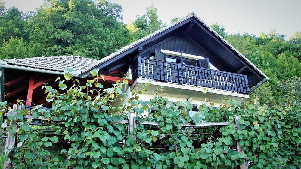 Vineyard Cottage Zajc 12991245 — Semic