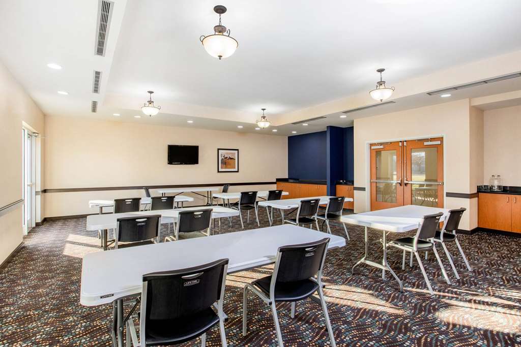 La Quinta Inn & Suites Indianapolis Airport West - photo 26