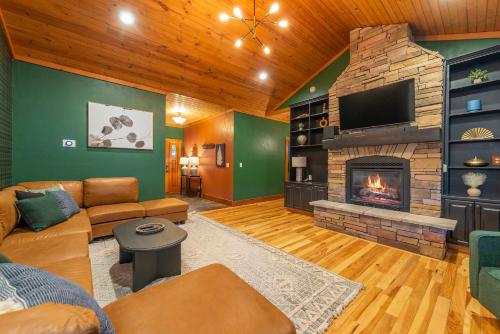 Stunning Mtn Views Hot Tub Movie Theater Game Room — 4-Star Luxury Hotel in Black Mountain, United States