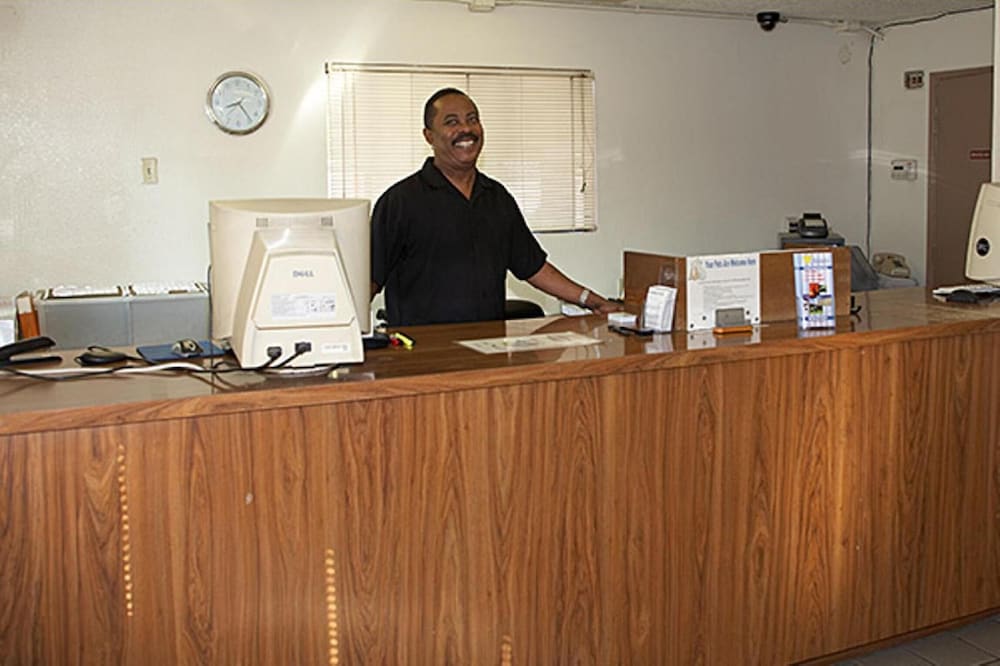 E Z 8 Motel Newark - photo 2