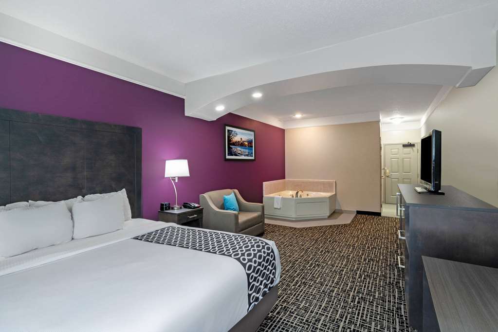 La Quinta Inn & Suites by Wyndham Latham Albany Airport - photo 18