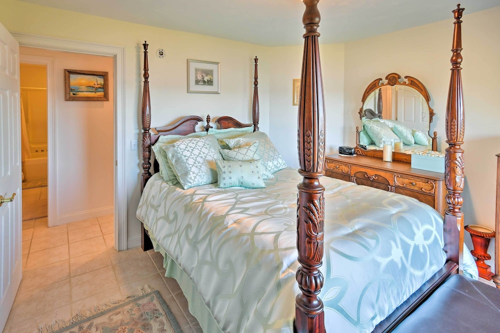 Luxurious Oceanfront Flanders Bay Home with Kayaks — 4-Star Luxury Hotel in Bar Harbor, United States
