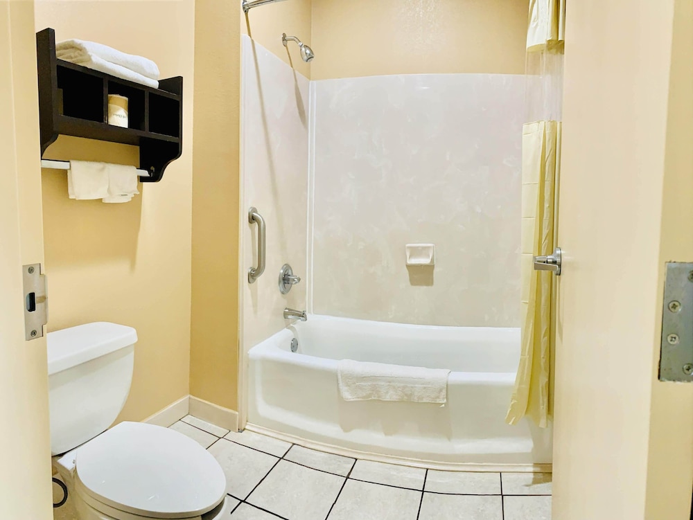 Weston Inn & Suites - photo 25