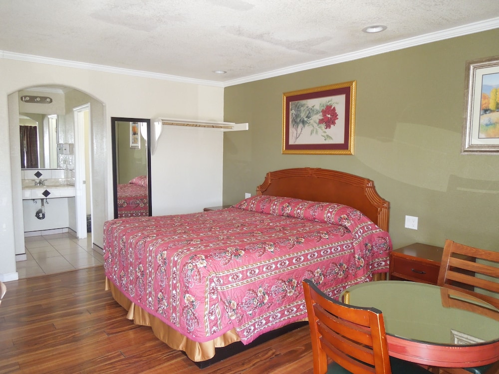 Castaway Motel - photo 2
