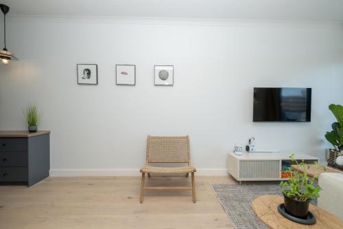 Stylish 1 Full Bedroom Apartment with a separate Living Room Workspace and Kitchen close to the beach and V&A in Cape Town — 4-Star Luxury Hotel in Cape Town, South Africa