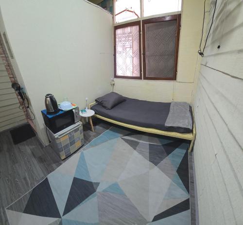 202 Spacious and breezy Fan economy room with free Wi Fi and hot shower