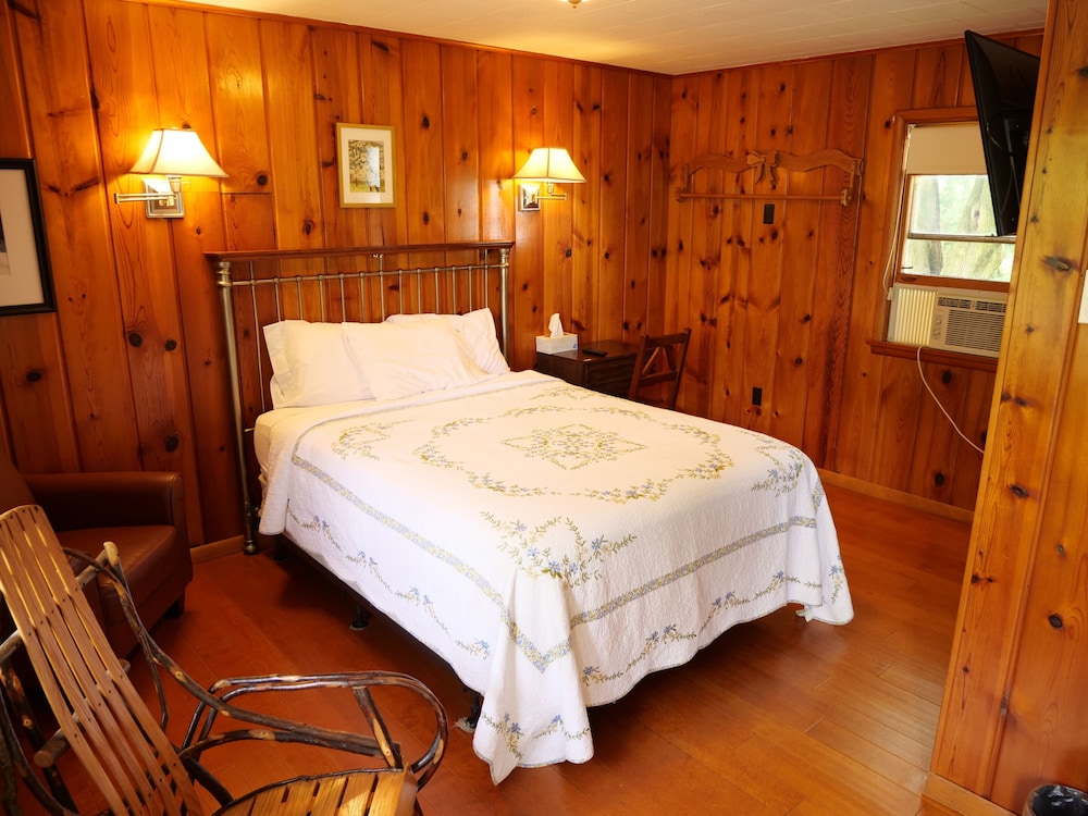 Ludington Blue Spruce Inn - photo 8