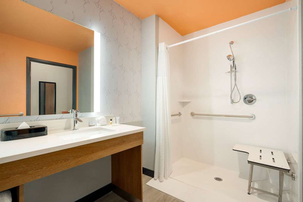 La Quinta Inn & Suites by Wyndham San Antonio Seaworld LAFB - photo 25
