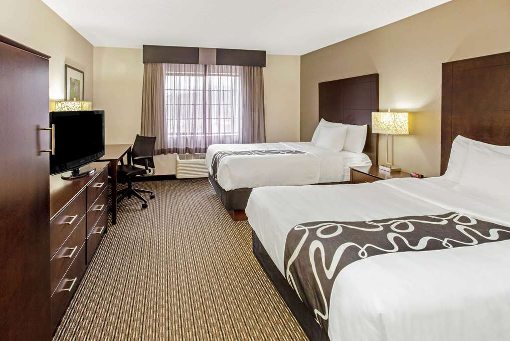La Quinta Inn & Suites by Wyndham Milwaukee Delafield - photo 17