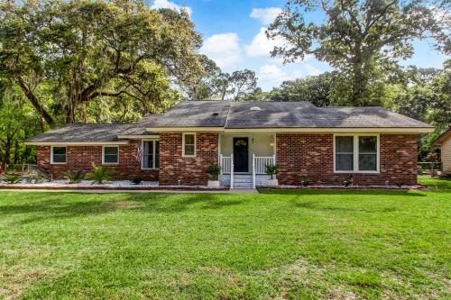 Family Island Escape with Fire Pit Near Tybee in Savannah, United States