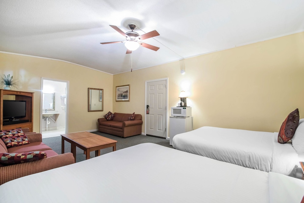 Econo Lodge Inn & Suites Tilton - photo 17