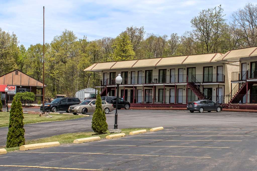 Econo Lodge Inn & Suites Lake Harmony Pocono Mountains Area — hotel in White Haven