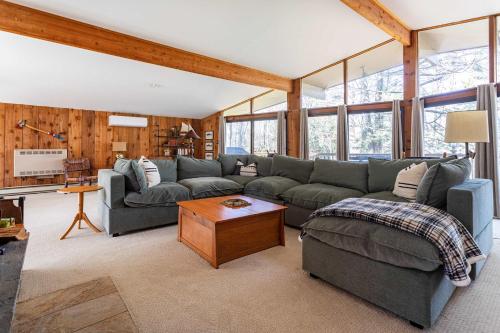 Whispering Pines Chalet Game Room Fire Pit — 4-Star Luxury Hotel in Pocono Pines, United States