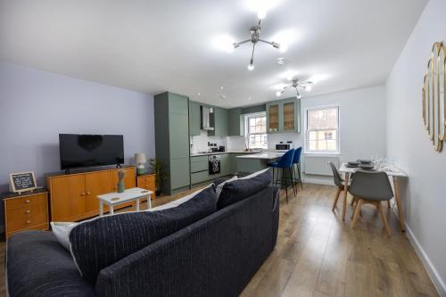 Stunning 3BR Free Parking near Town Center Long term discoun — 4-Star Luxury Hotel in Reading, United Kingdom